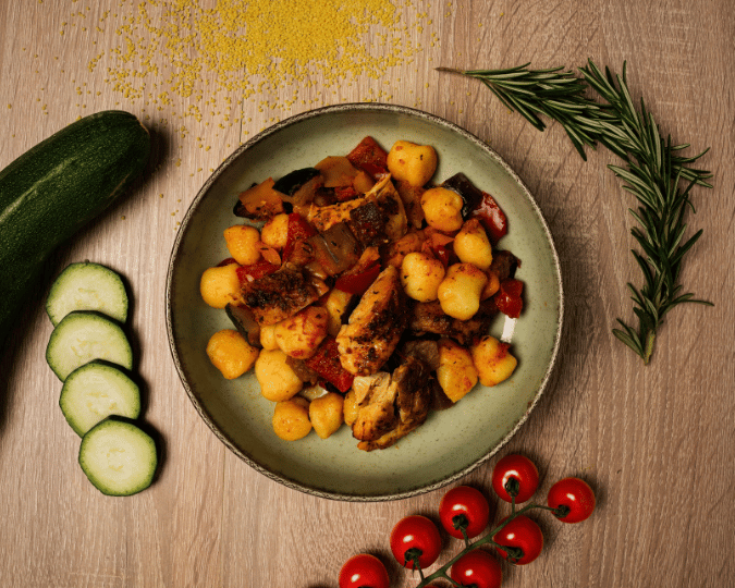 Polenta-Gnocchi mit Huhn und mediterranem Gemüse